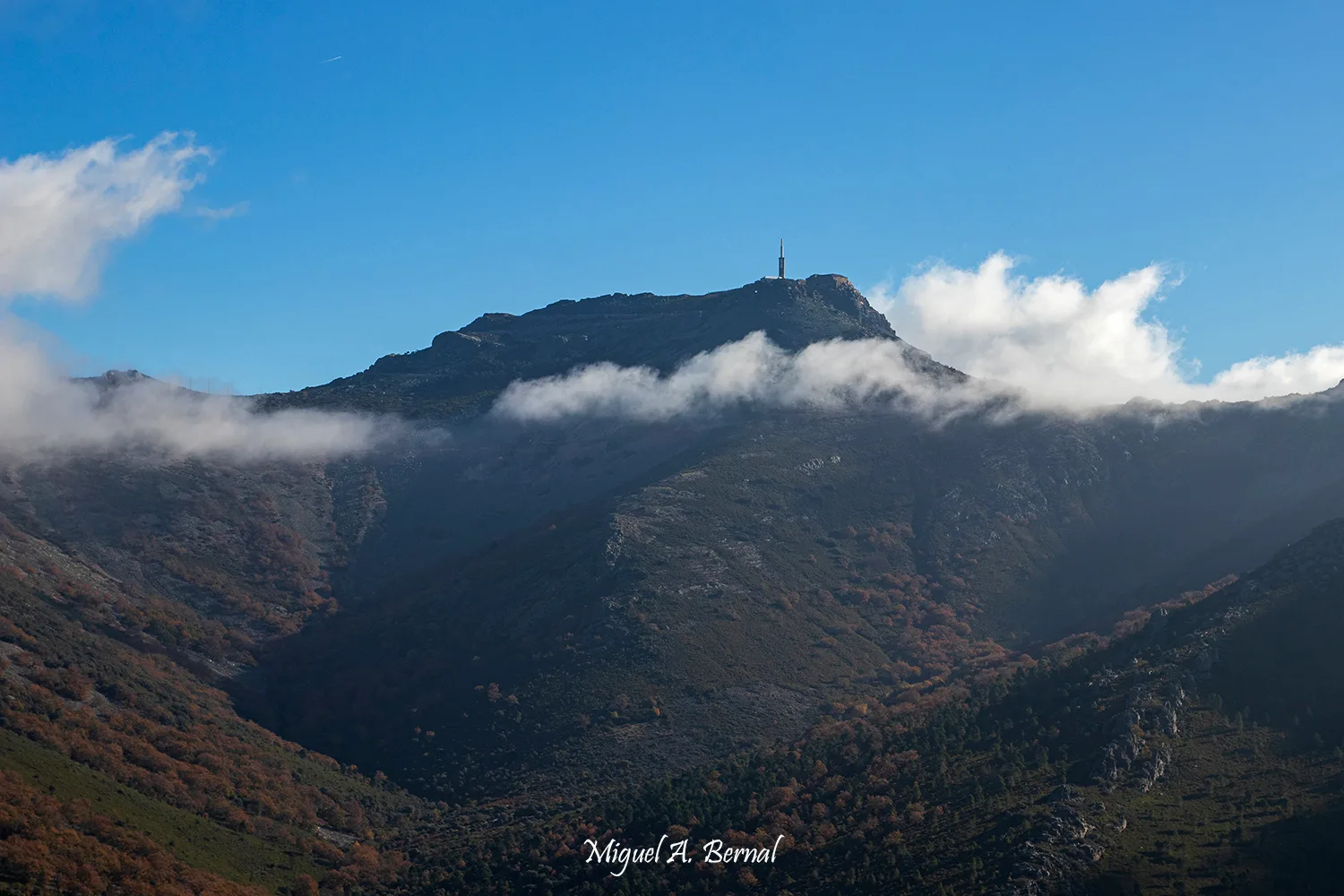 Peña de Francia entre Nubes