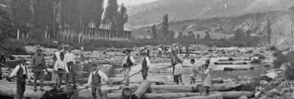 Se subia el nivel del rio con esclusas de madera con las que se podía echar los palos