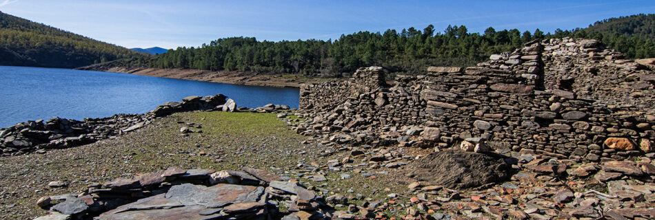 Vista del pueblo inundado por pantano Gabriel y Galan